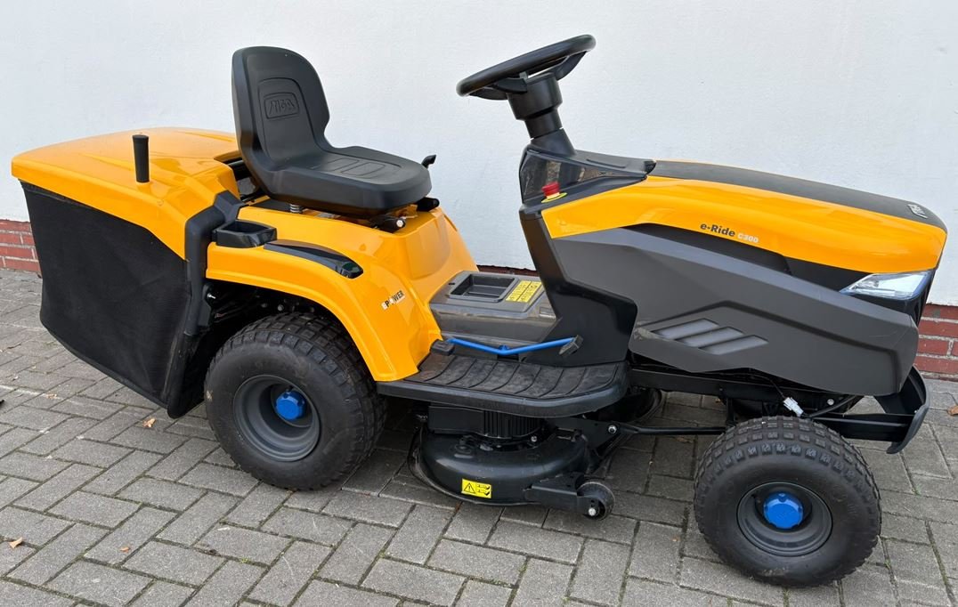 Stiga Akku-Rasentraktor mit Heckauswuf E-Ride C 300 - Vorführgerät Kratzer/Nutzungsspuren
