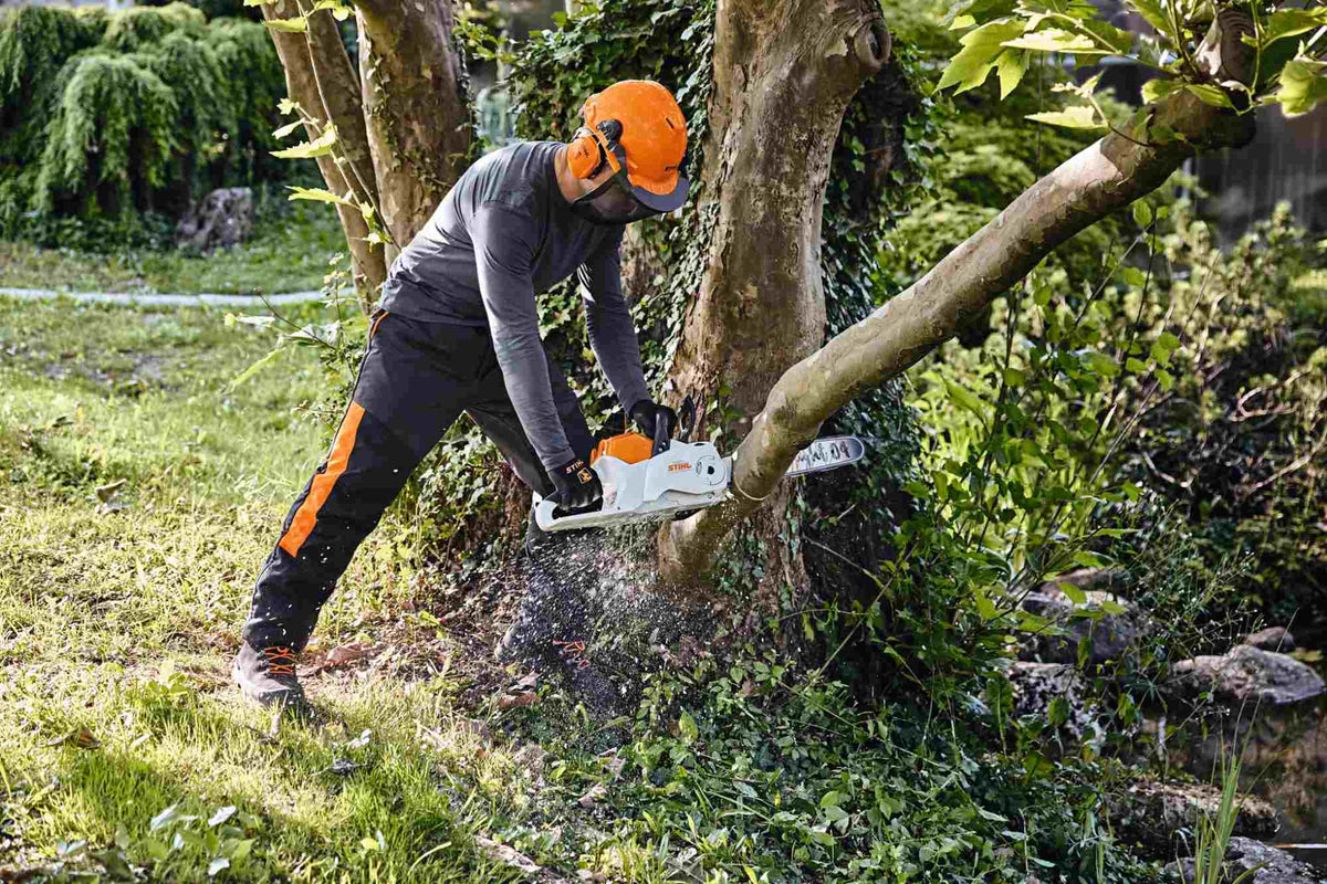 STIHL Akku-Motorsäge MSA 220 C-B, 61 PH3, 35 cm ohne Akku und Ladegerät